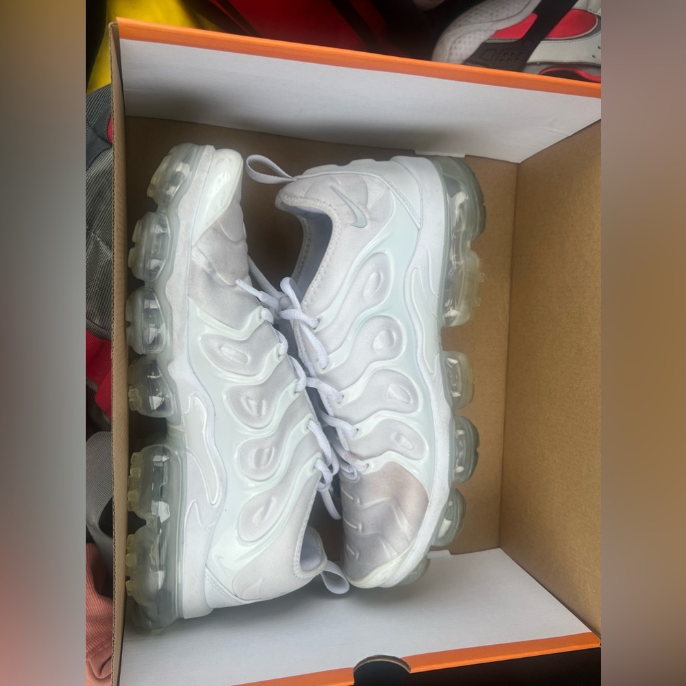 White vapormax kinda used easy to clean